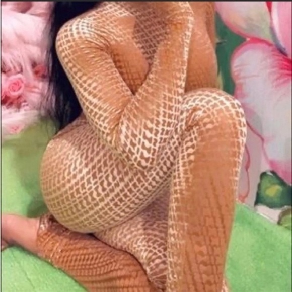 SKIMS VELVET CATSUIT JUMPSUIT  WITH STIRRUPS IN SIENNA Size S Brand New - Picture 3 of 6